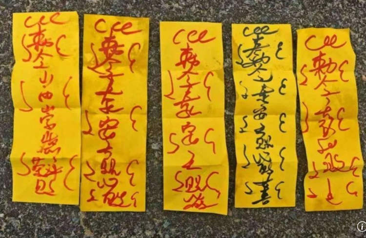 The ‘Kantoi’ soccer club puts spell paper in the opponent’s room